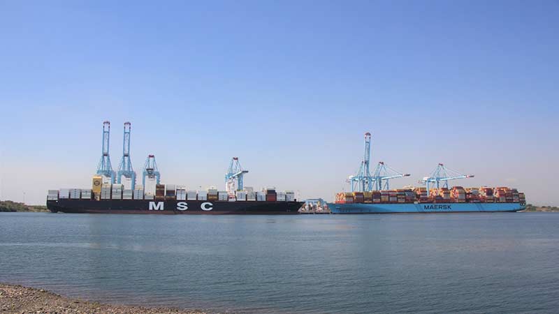 Puerto de Lázaro Cárdenas atiende 2 grandes barcos simultáneamente